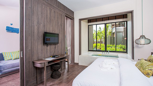 Deluxe Suite Pool Access - Jacuzzi