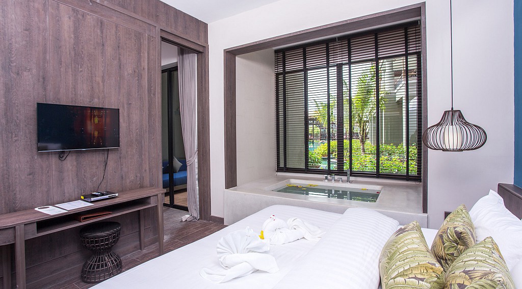 Deluxe Suite Pool Access - Jacuzzi