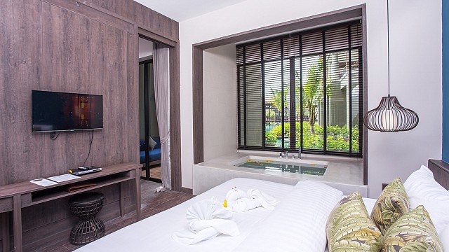 Deluxe Suite Pool Access - Jacuzzi