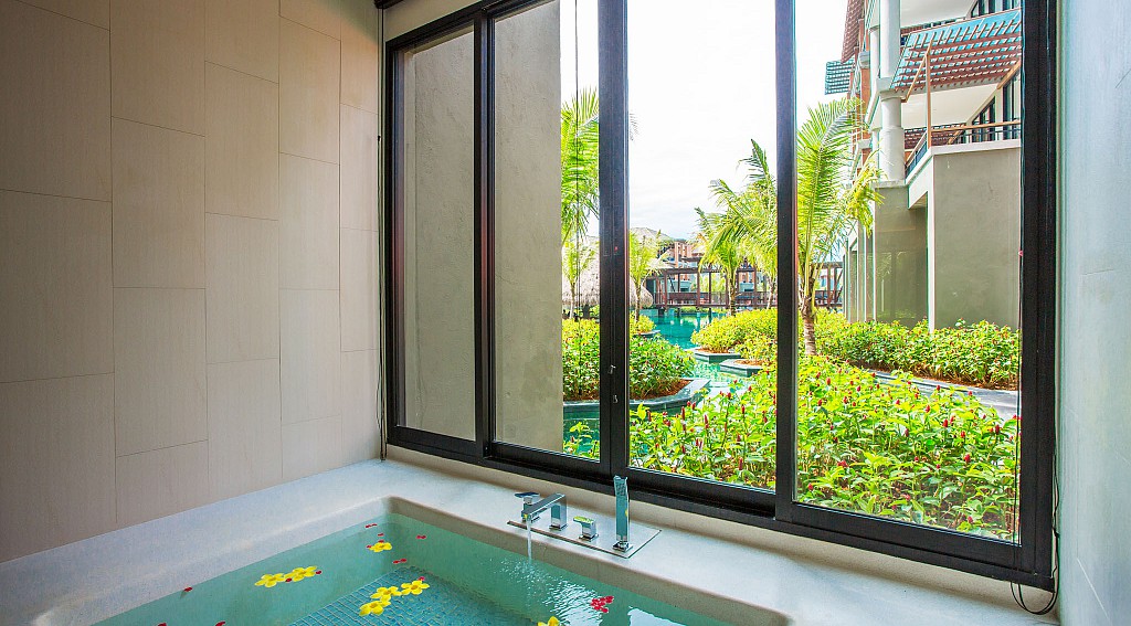 Deluxe Suite Pool Access - Jacuzzi