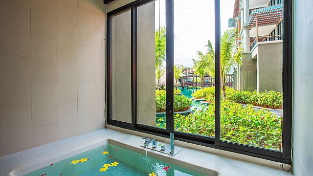 Deluxe Suite Pool Access - Jacuzzi