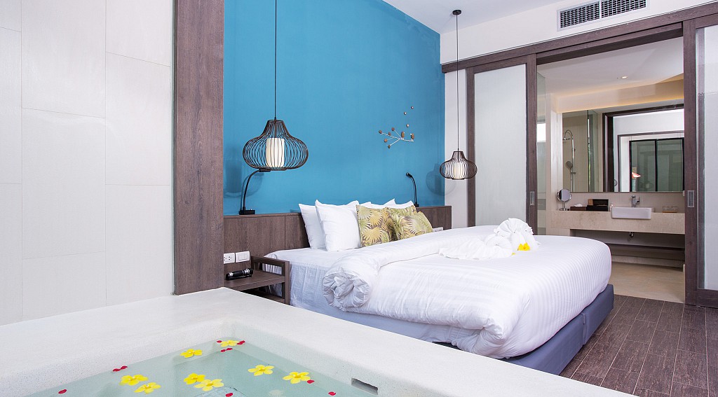 Deluxe Suite Pool Access - Jacuzzi