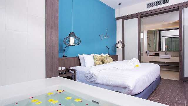 Deluxe Suite Pool Access - Jacuzzi