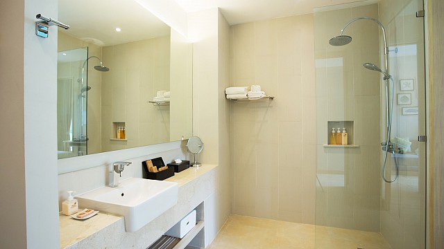 Deluxe Suite Pool Access - Jacuzzi