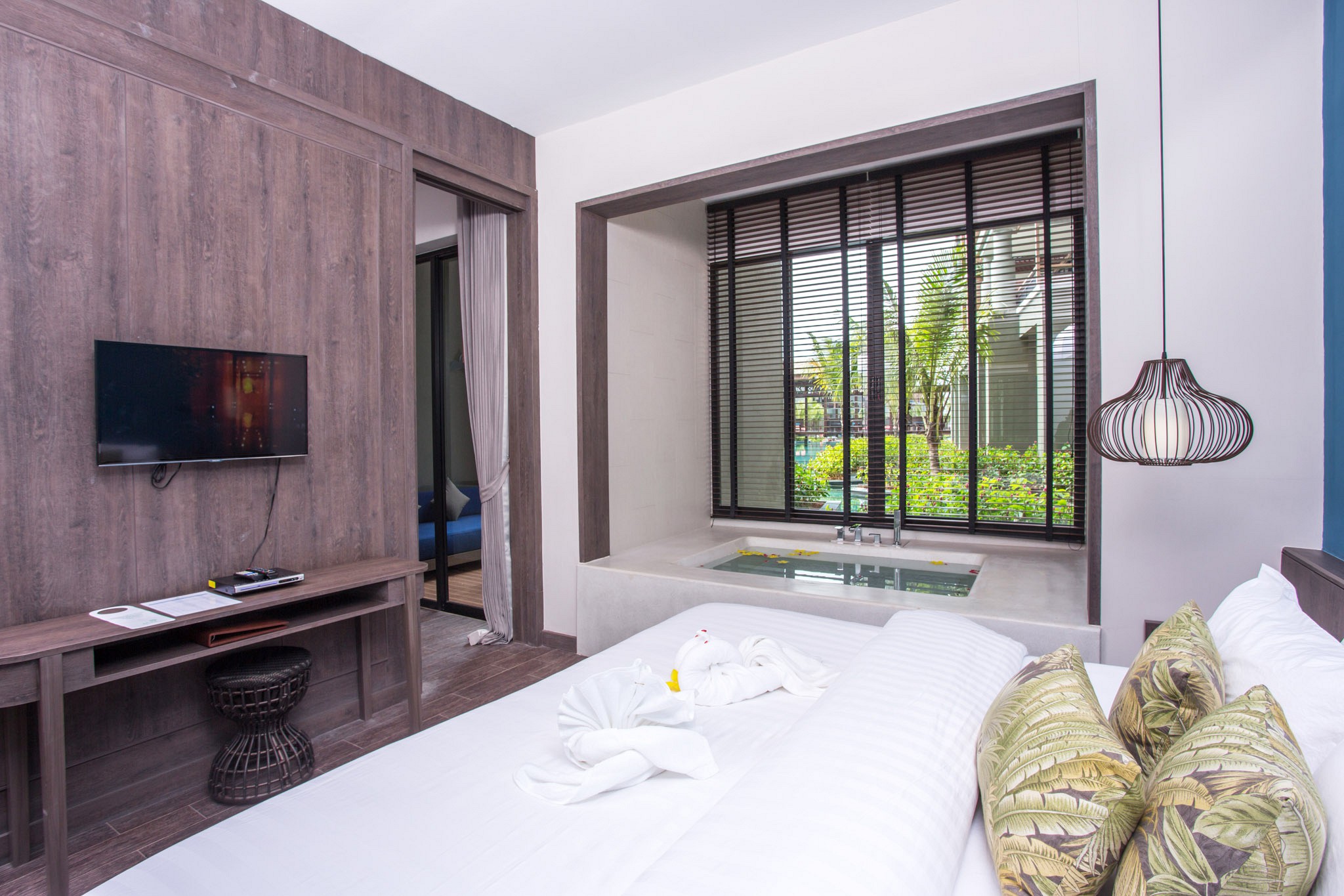 Deluxe Suite Pool Access  - Jacuzzi