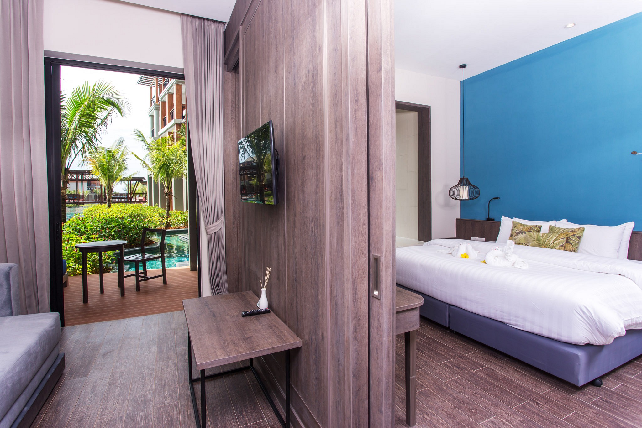 Deluxe Suite Pool Access  - Jacuzzi