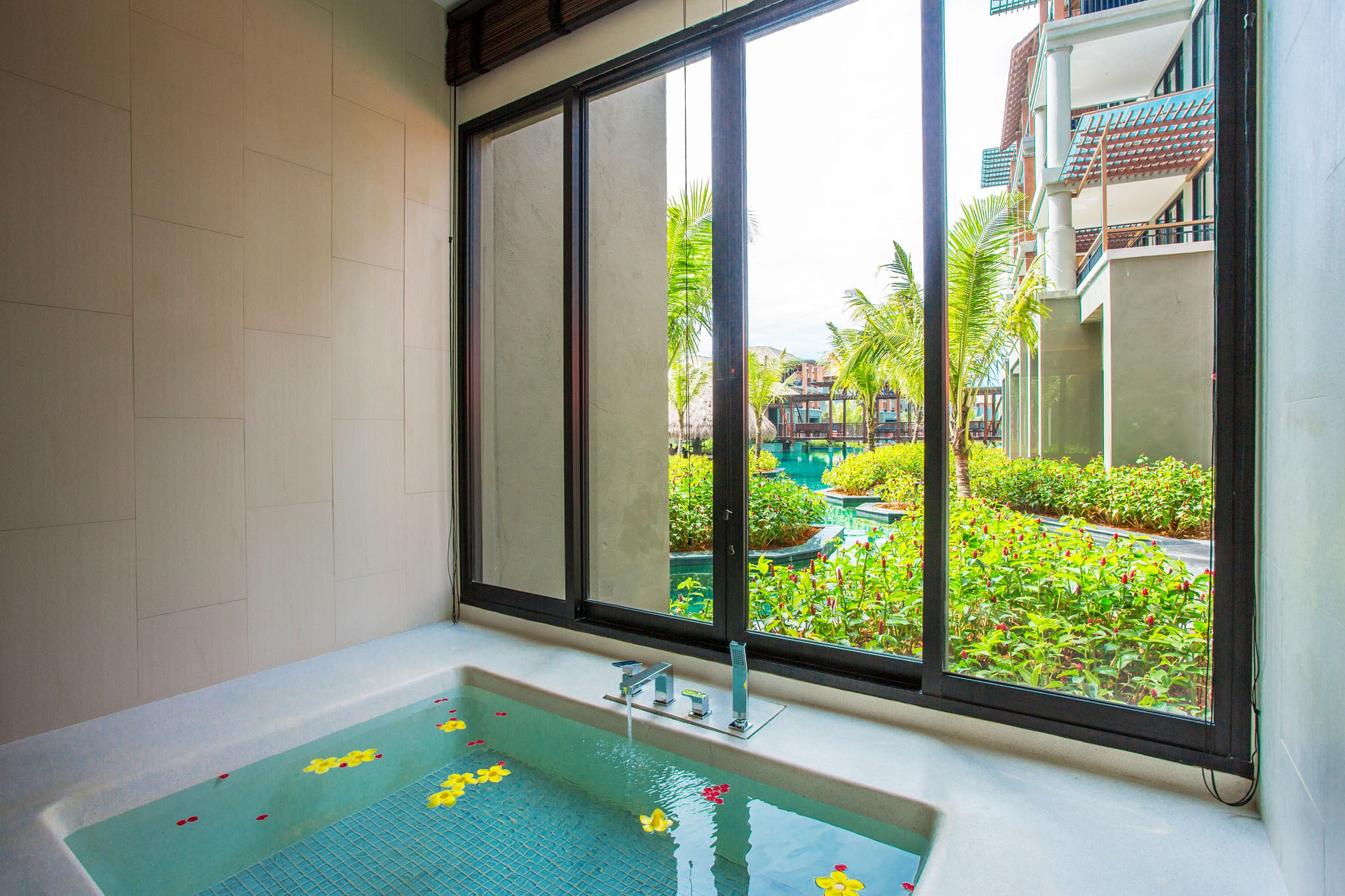 Deluxe Suite Pool Access  - Jacuzzi